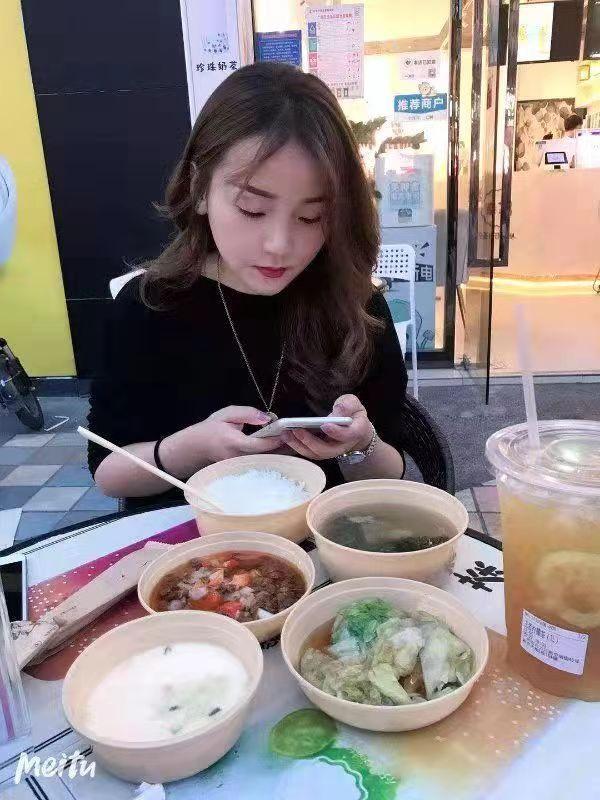 白云区机场路萌妹子 第1张